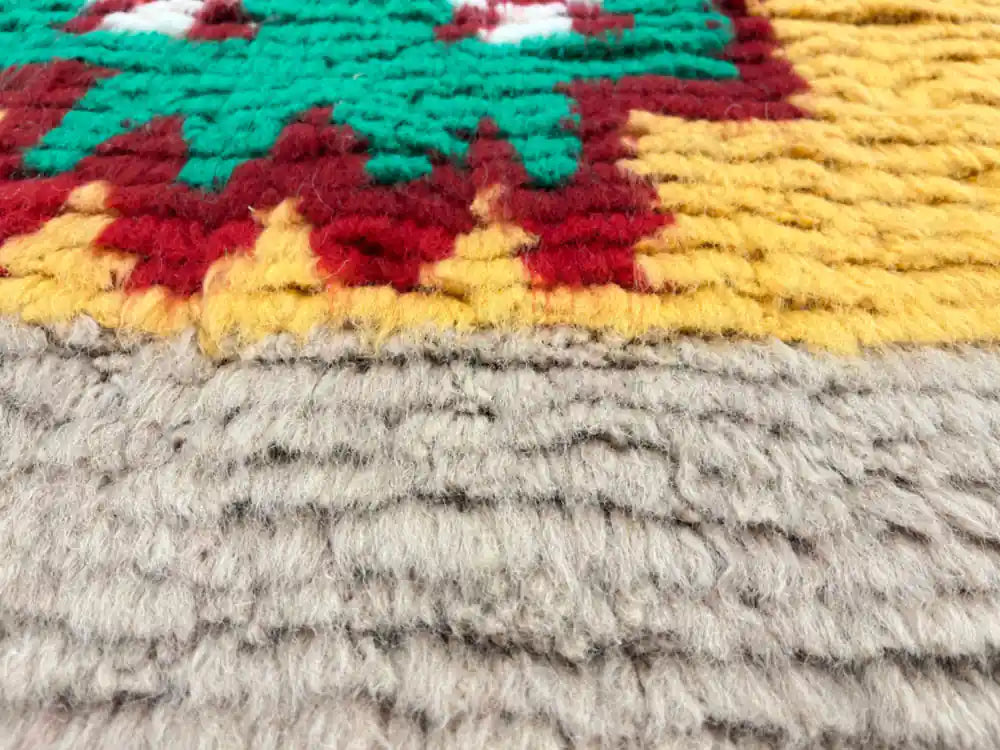 Zoom sur les couleurs vives d’un tapis berbère Azilal, tissé à la main au Moyen Atlas