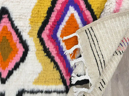 Vue sur le dos du tapis Azilal, révélant le tissage manuel et l’authenticité du tapis berbère fait main.