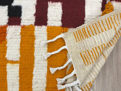 Vue arrière du tapis Azilal marocain révélant le tissage berbère traditionnel