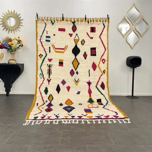 Tapis azilal en laine multicolore suspendu dans un intérieur moderne