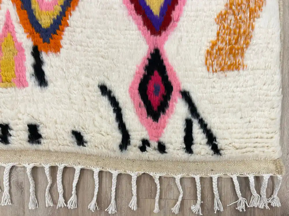 Détail des franges du tapis Azilal multicolore, finies à la main, reflétant le savoir-faire des artisanes berbères.