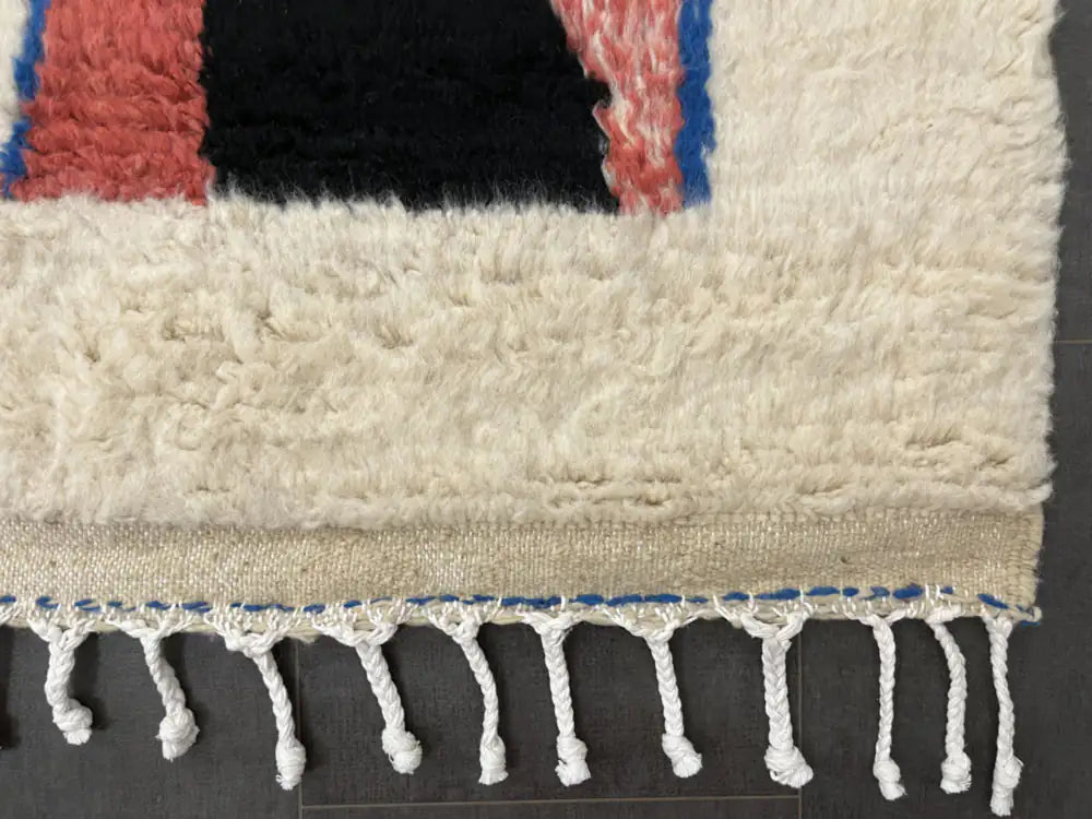 Bordure et franges nouées du tapis Azilal berbère, fabrication traditionnelle du Maroc