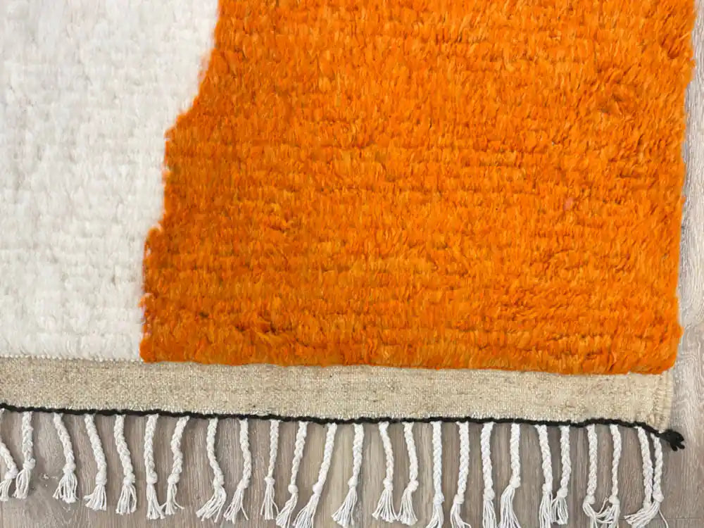 Bordure et franges nouées du tapis Azilal berbère, fabrication traditionnelle du Maroc