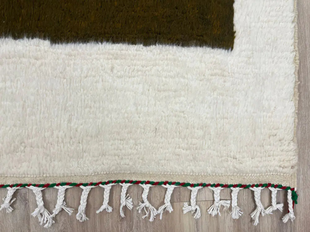 Franges tissées à la main du tapis Azilal berbère, finition artisanale et naturelle