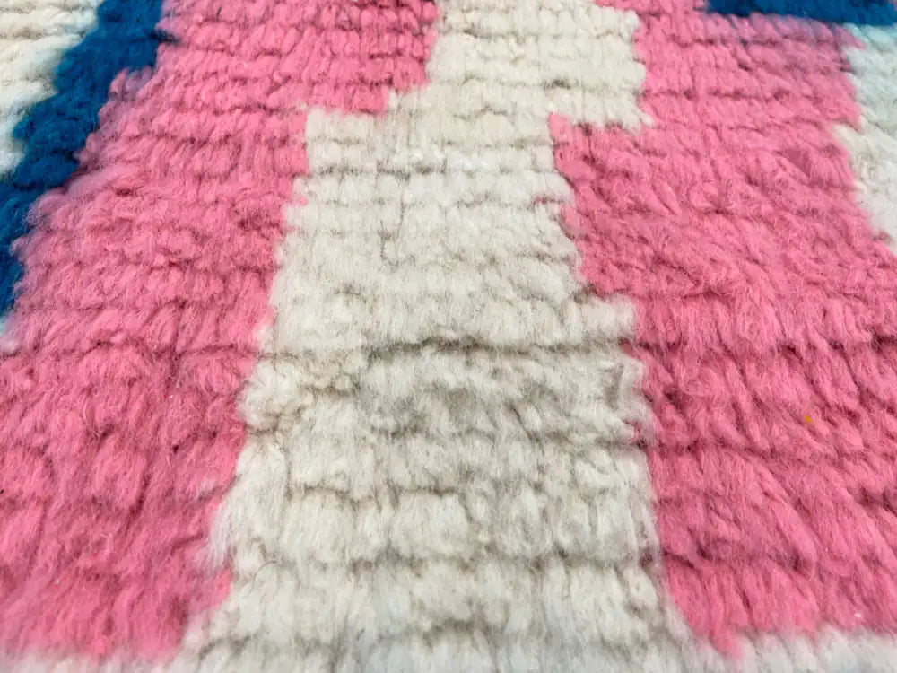 Gros plan sur la laine naturelle douce et épaisse du tapis Azilal marocain