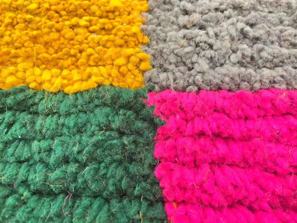 zoom sur la laine naturelle épaisse d’un tapis berbère Azilal, qualité artisanale du Moyen Atlas