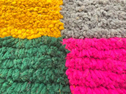 zoom sur la laine naturelle épaisse d’un tapis berbère Azilal, qualité artisanale du Moyen Atlas