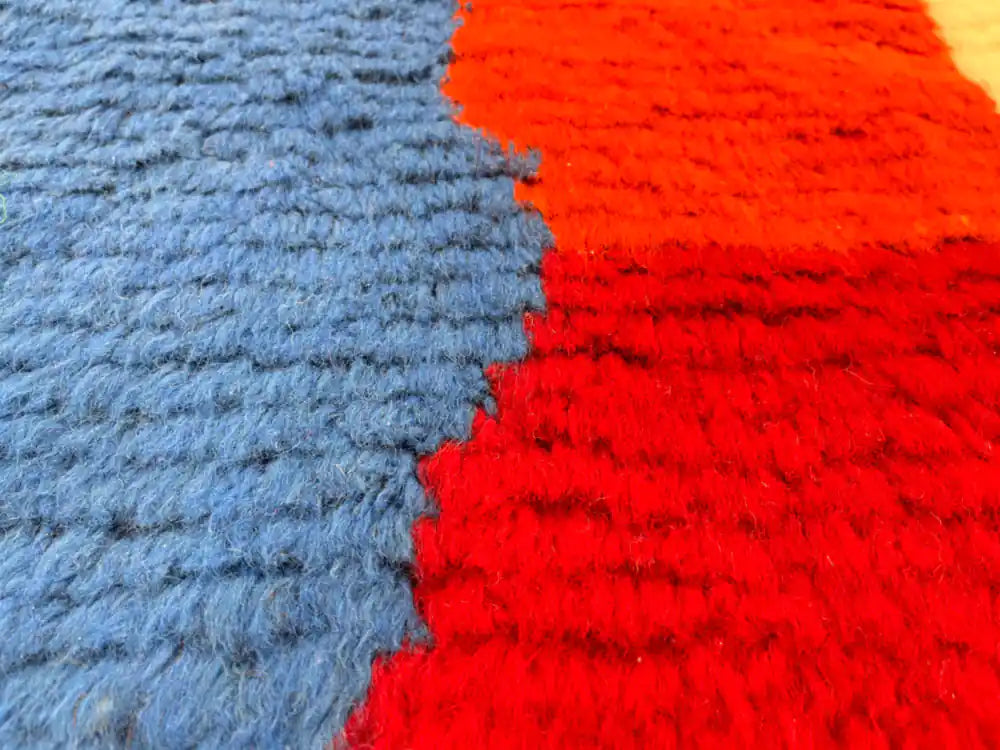 Zoom texture laine naturelle du tapis Azilal artisanal berbère, authenticité et qualité