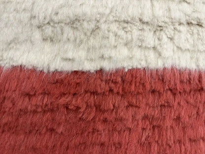 Zoom texture laine naturelle du tapis Azilal artisanal berbère, authenticité et qualité