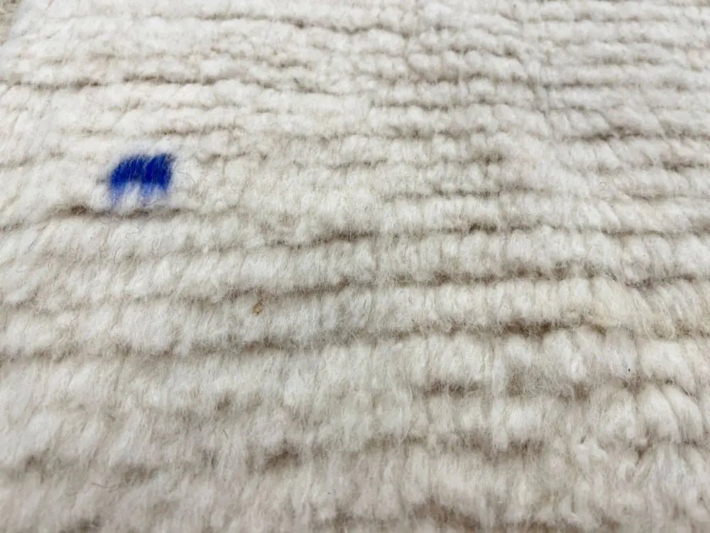 Détail de la laine naturelle et épaisse du tapis Azilal marocain, texture douce et résistante