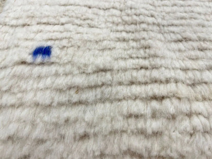 Détail de la laine naturelle et épaisse du tapis Azilal marocain, texture douce et résistante