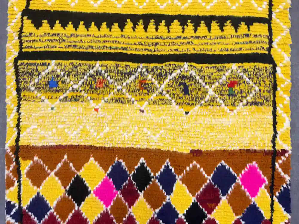 Vue rapprochée d’un motif central en losange sur un tapis marocain moderne, esprit contemporain et artisanal