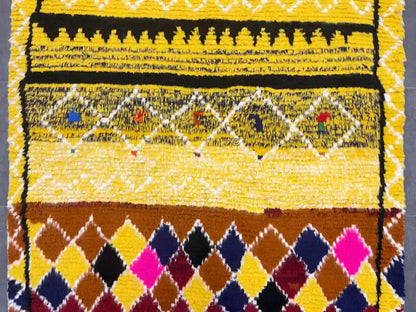 Vue rapprochée d’un motif central en losange sur un tapis marocain moderne, esprit contemporain et artisanal