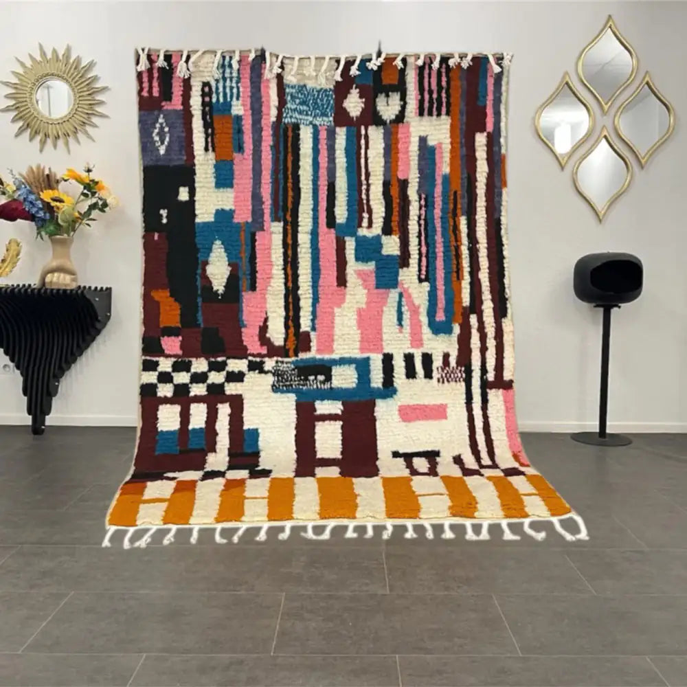 Vue complète du tapis Azilal berbère multicolore fait main du Maroc