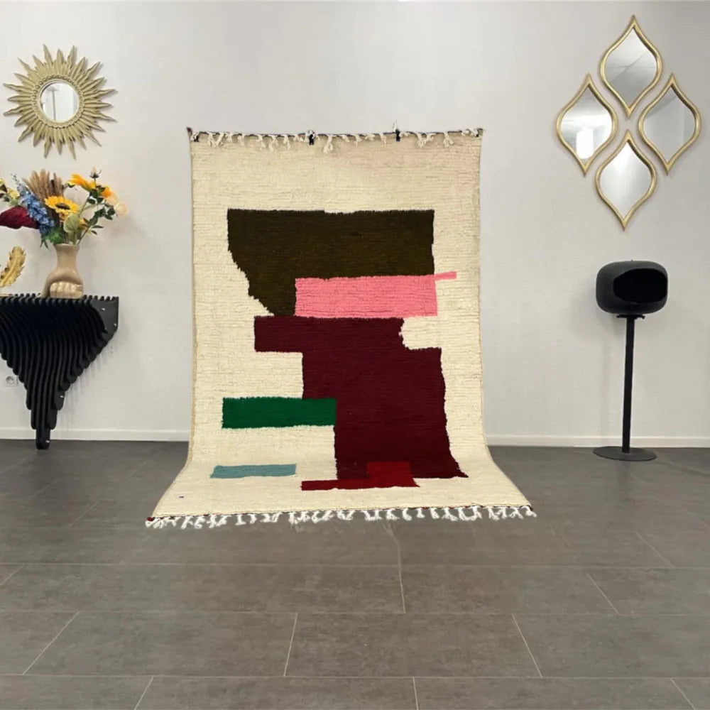 Tapis Azilal marocaine en laine naturelle, vue entière avec motifs multicolores et fond clair