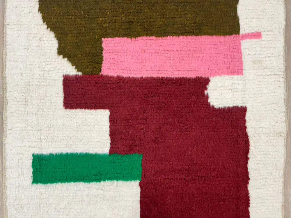 Zoom sur les motifs colorés du tapis berbère Azilal marocaine, design artisanal et géométrique