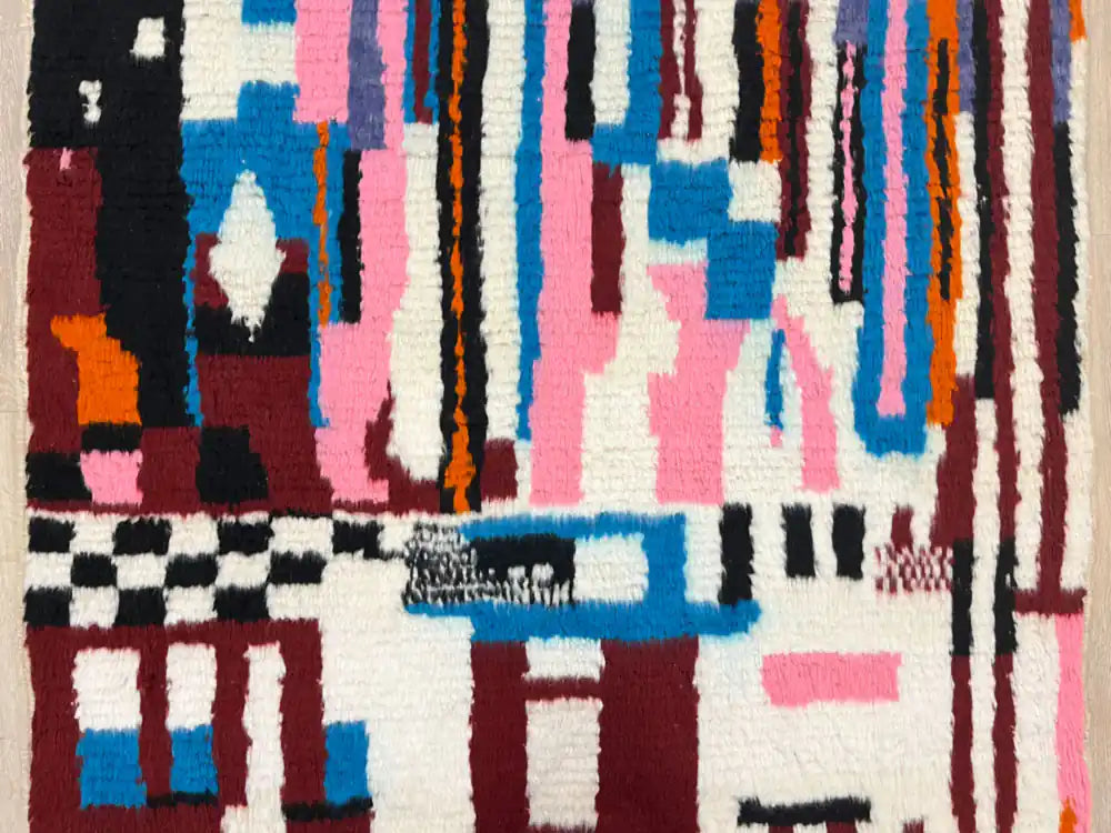 Zoom sur les motifs géométriques colorés du tapis Azilal artisanal