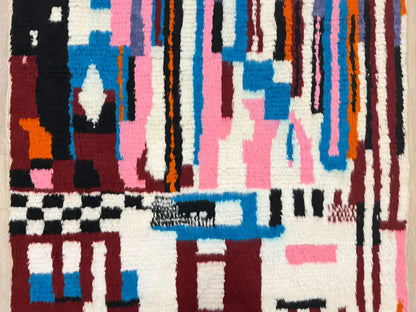 Zoom sur les motifs géométriques colorés du tapis Azilal artisanal