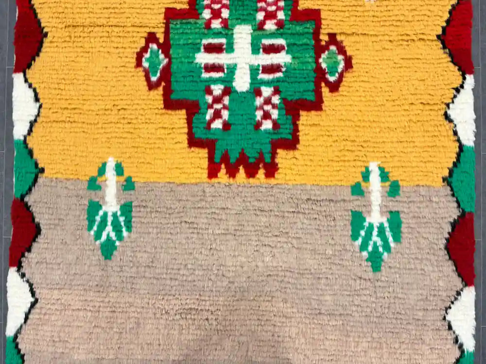 Motifs tribaux et géométriques sur un tapis Azilal en laine, artisanat berbère marocain