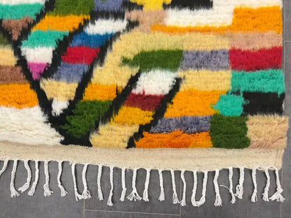 Franges torsadées d’un tapis Azilal Authentique, tissage traditionnel marocain en laine naturelle