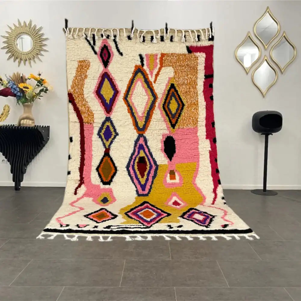 Vue entière du tapis berbère Azilal multicolore, fait main dans le Moyen Atlas, présentant son design graphique unique.