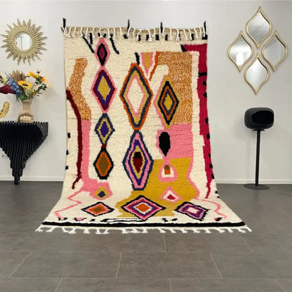 Vue entière du tapis berbère Azilal multicolore, fait main dans le Moyen Atlas, présentant son design graphique unique.