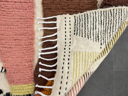 Vue de l’envers du tapis azilal multicolore montrant le tissage traditionnel