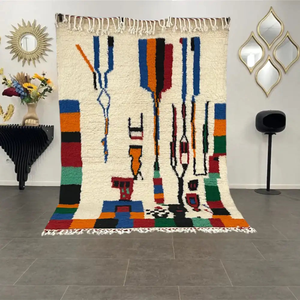 Vue complète du tapis berbère Azilal multicolore en laine naturelle, motifs géométriques colorés.