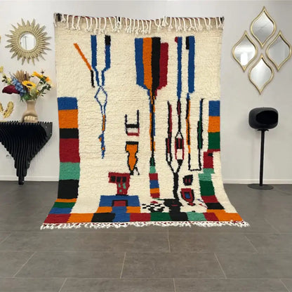 Vue complète du tapis berbère Azilal multicolore en laine naturelle, motifs géométriques colorés.