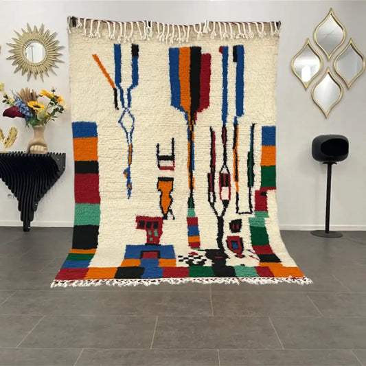 Vue complète du tapis berbère Azilal multicolore en laine naturelle, motifs géométriques colorés.