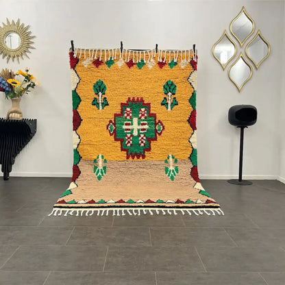 Vue complète d’un tapis berbère Azilal coloré, fait main au Maroc en laine naturelle