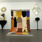Tapis azilal multicolore en laine vu en entier dans un salon moderne
