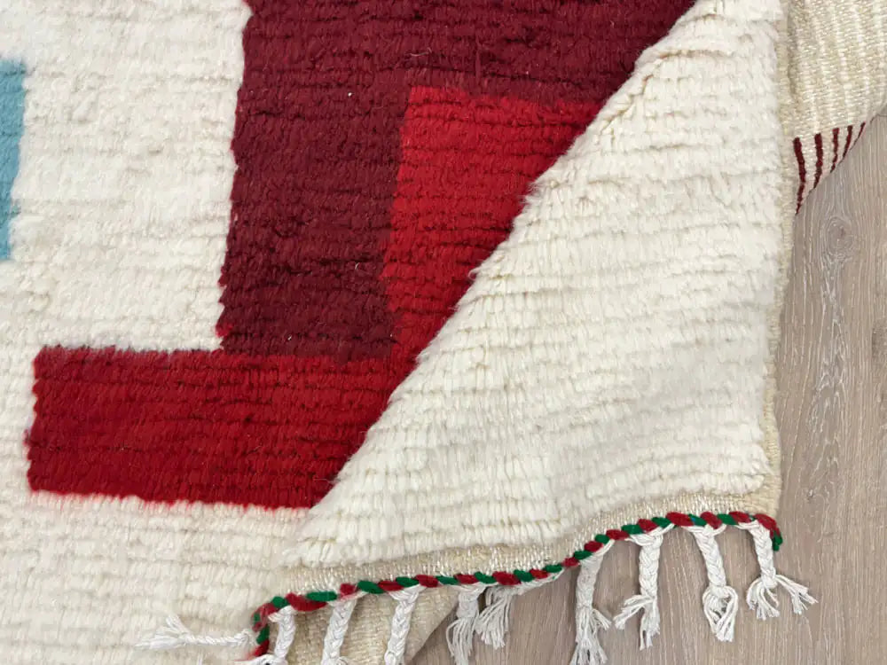 Tapis Azilal marocain plié, vue sur la laine et les franges, qualité artisanale