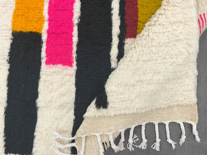 Tapis berbère fait main en laine naturelle, pièce unique du Maroc