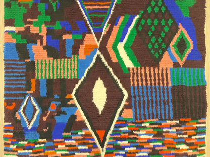  Tapis berbère Azilal installé dans un salon moderne