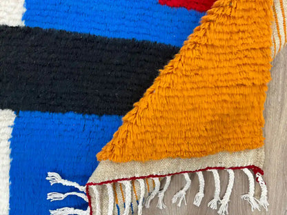 Vue verso tapis Azilal, motifs multicolores, laine épaisse et douce, tissage marocain