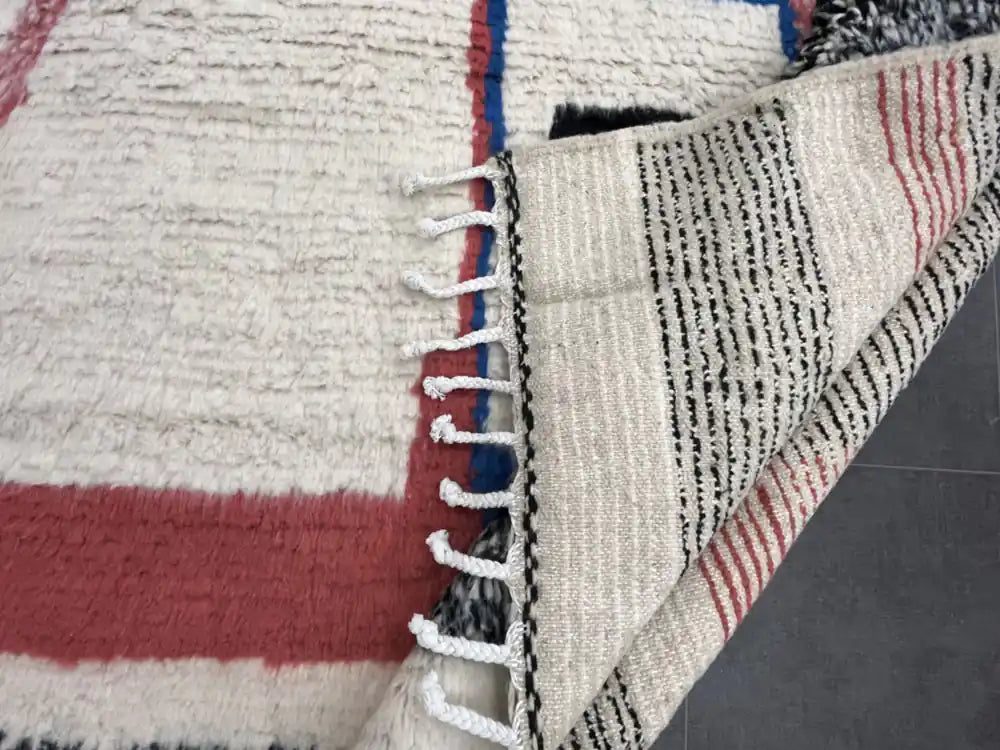 Dos du tapis Azilal avec rayures berbères rouges et noires, qualité artisanale