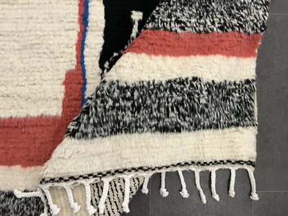 Vue verso tapis Azilal, motifs noirs et blancs, laine épaisse et douce, tissage marocain
