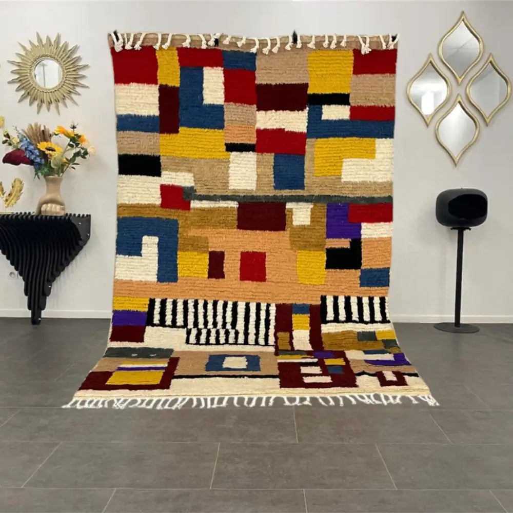 Vue complète du tapis Azilal berbère multicolore en laine naturelle fait main au Maroc