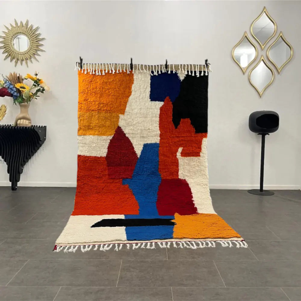 Tapis Azilal multicolore vue entière dans salon, décor bohème chic, laine naturelle du Maroc