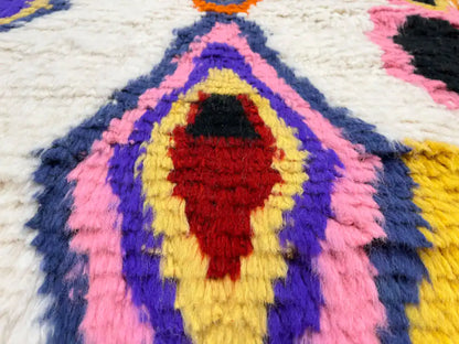 Gros plan sur la laine naturelle dense du tapis Azilal, montrant la texture douce et épaisse du tissage artisanal.