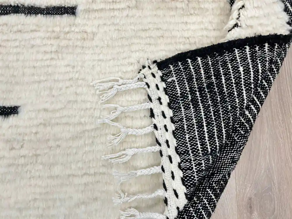 Dos d’un tapis Beni Ouarain blanc et noir, tissage marocain traditionnel
