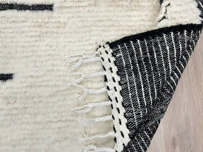 Dos d’un tapis Beni Ouarain blanc et noir, tissage marocain traditionnel