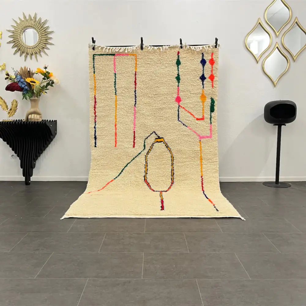 Tapis Beni Ouarain en laine naturelle avec motifs graphiques colorés, fait main au Maroc