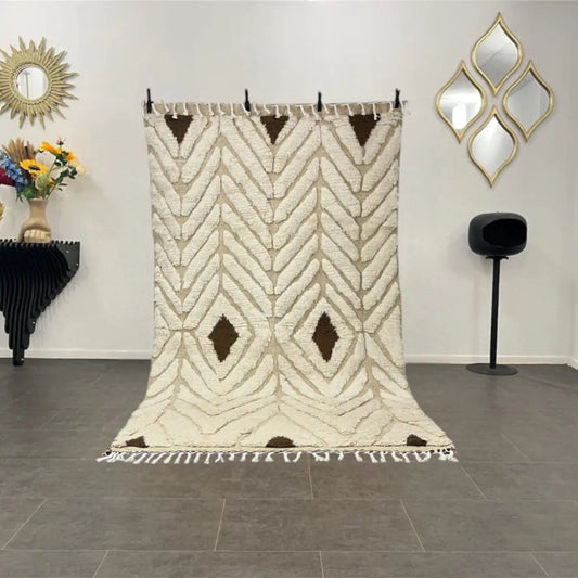 Tapis Beni Ouarain blanc en laine naturelle, noué main au Maroc