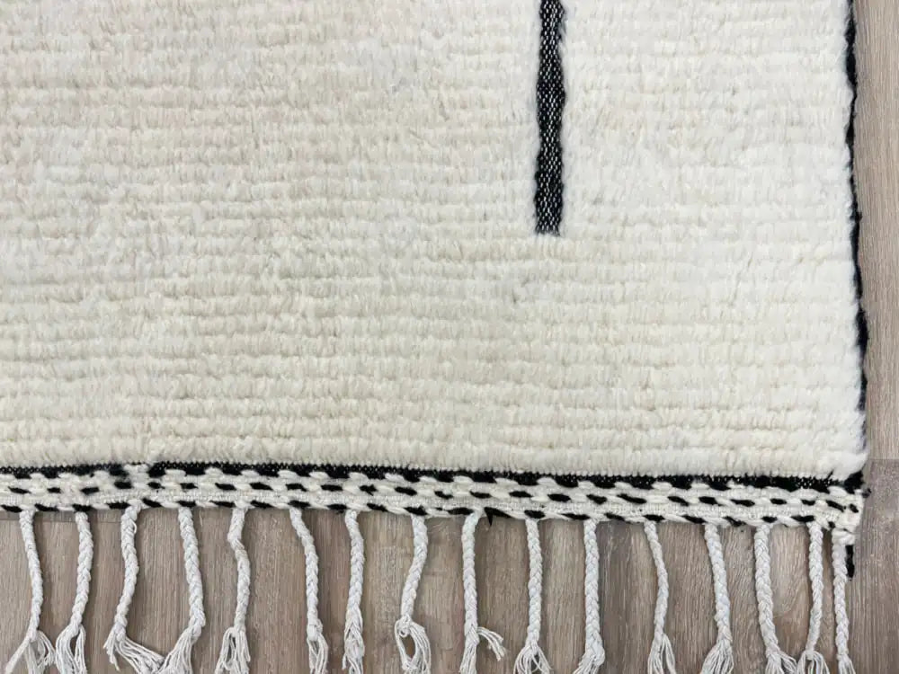 Franges du tapis Beni Ouarain blanc et noir, finition artisanale berbère