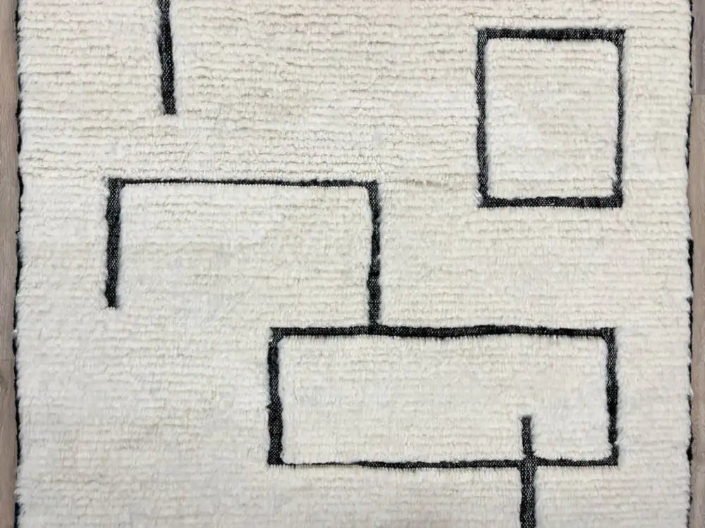 Tapis Beni Ouarain blanc et noir en laine, motifs berbères traditionnels, fait main au Maroc