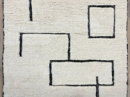 Tapis Beni Ouarain blanc et noir en laine, motifs berbères traditionnels, fait main au Maroc