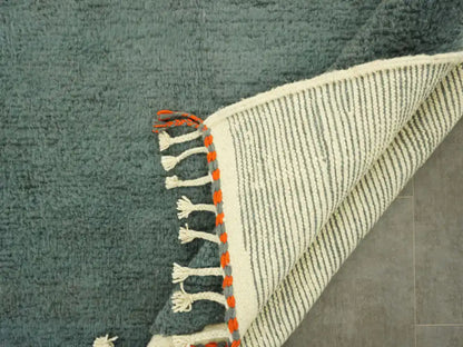 Vue du dessous du tapis Beni Ouarain, structure rayée en laine, gage d’un artisanat marocain authentique