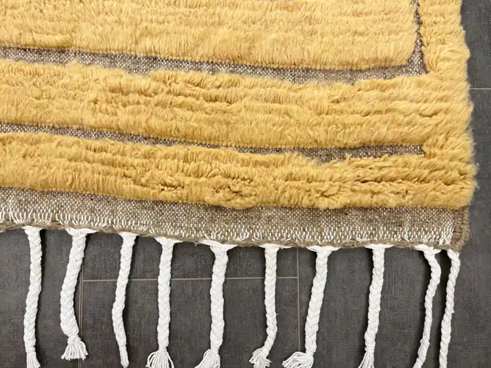 Finition franges du tapis berbère Beni Ouarain, laine 100% naturelle, design élégant.